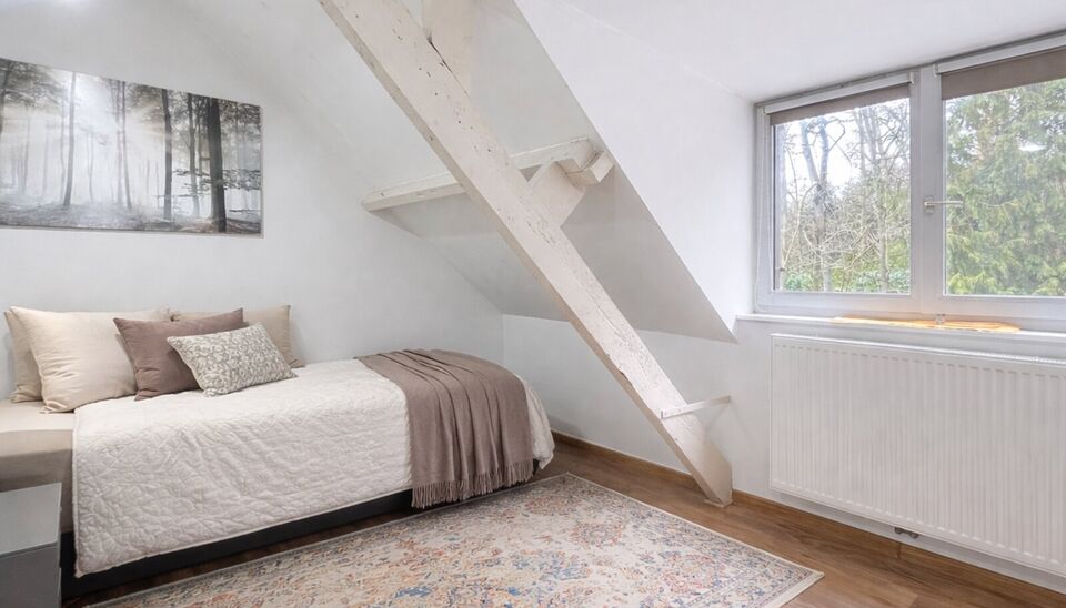 Verrassend ruime gerenoveerde gezinswoning met achterliggend duplex magazijn.
Achter deze gevel schuilt een uitzonderlijk ruime gerenoveerde woning waar wonen en werken perfect samenkomen.
De woning verwelkomt u in een woonkamer van ca. 30 m&sup2; op laminaat