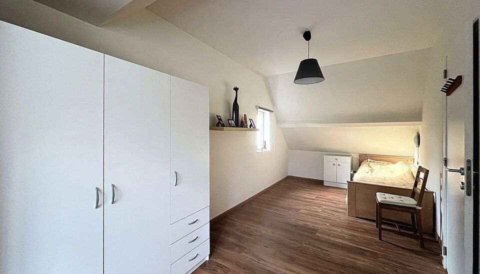 Verrassend ruime gerenoveerde gezinswoning met achterliggend duplex magazijn.
Achter deze gevel schuilt een uitzonderlijk ruime gerenoveerde woning waar wonen en werken perfect samenkomen.
De woning verwelkomt u in een woonkamer van ca. 30 m&sup2; op laminaat