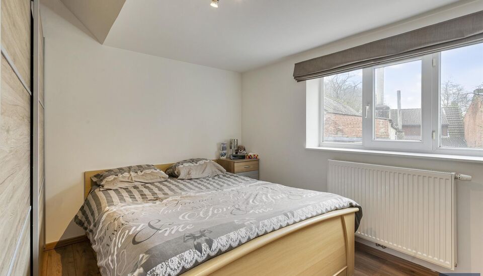 Verrassend ruime gerenoveerde gezinswoning met achterliggend duplex magazijn.
Achter deze gevel schuilt een uitzonderlijk ruime gerenoveerde woning waar wonen en werken perfect samenkomen.
De woning verwelkomt u in een woonkamer van ca. 30 m&sup2; op laminaat