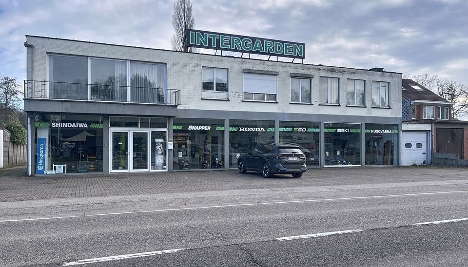 Strategisch gelegen te renoveren handelspand nabij het kruispunt Brechtsebaan&ndash;Elshoutbaan, met ruime parkeermogelijkheden op een perceel van 2.030 m&sup2;.
Het gelijkvloers omvat een showroom van ca. 200 m&sup2; met een indrukwekkende etalage van maar liefst 24