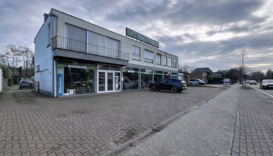 Strategisch gelegen te renoveren handelspand nabij het kruispunt Brechtsebaan&ndash;Elshoutbaan, met ruime parkeermogelijkheden op een perceel van 2.030 m&sup2;.
Het gelijkvloers omvat een showroom van ca. 200 m&sup2; met een indrukwekkende etalage van maar liefst 24