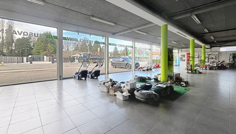 Strategisch gelegen te renoveren handelspand nabij het kruispunt Brechtsebaan&ndash;Elshoutbaan, met ruime parkeermogelijkheden op een perceel van 2.030 m&sup2;.
Het gelijkvloers omvat een showroom van ca. 200 m&sup2; met een indrukwekkende etalage van maar liefst 24