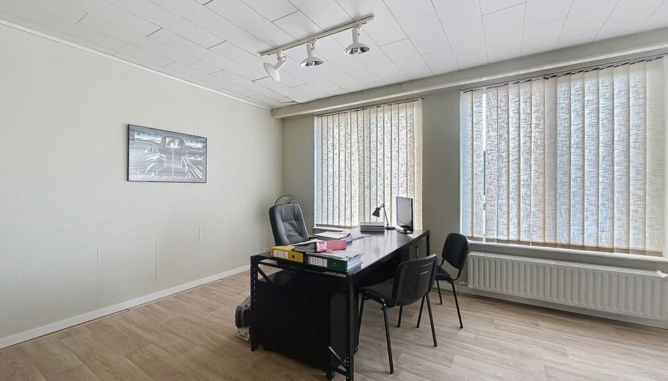 Strategisch gelegen te renoveren handelspand nabij het kruispunt Brechtsebaan&ndash;Elshoutbaan, met ruime parkeermogelijkheden op een perceel van 2.030 m&sup2;.
Het gelijkvloers omvat een showroom van ca. 200 m&sup2; met een indrukwekkende etalage van maar liefst 24