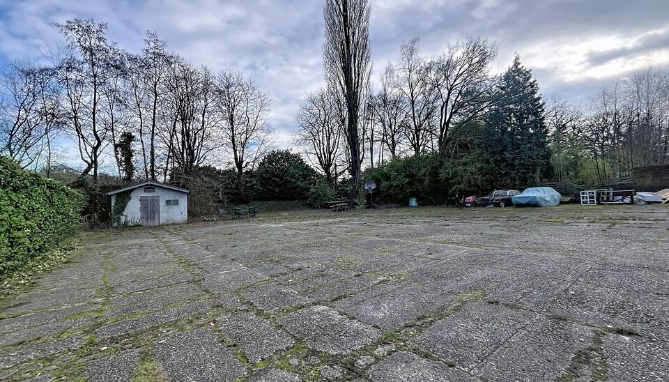 Strategisch gelegen te renoveren handelspand nabij het kruispunt Brechtsebaan&ndash;Elshoutbaan, met ruime parkeermogelijkheden op een perceel van 2.030 m&sup2;.
Het gelijkvloers omvat een showroom van ca. 200 m&sup2; met een indrukwekkende etalage van maar liefst 24