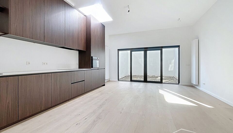 Dit charmante vernieuwde gelijkvloers appartement met tuin,  biedt een perfecte balans tussen comfort en stijl met de luxe van een zongerichte buitenruimte. Het appartement is gelegen in een kleinschalig gebouw, gelegen in de levendige en vernieuwende wij