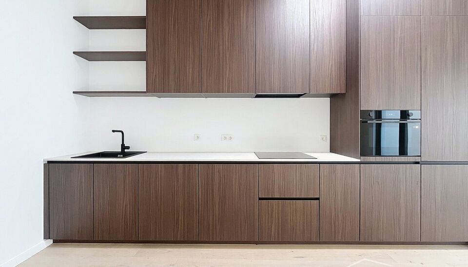 Dit charmante vernieuwde gelijkvloers appartement met tuin,  biedt een perfecte balans tussen comfort en stijl met de luxe van een zongerichte buitenruimte. Het appartement is gelegen in een kleinschalig gebouw, gelegen in de levendige en vernieuwende wij