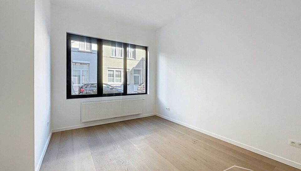 Dit charmante vernieuwde gelijkvloers appartement met tuin,  biedt een perfecte balans tussen comfort en stijl met de luxe van een zongerichte buitenruimte. Het appartement is gelegen in een kleinschalig gebouw, gelegen in de levendige en vernieuwende wij