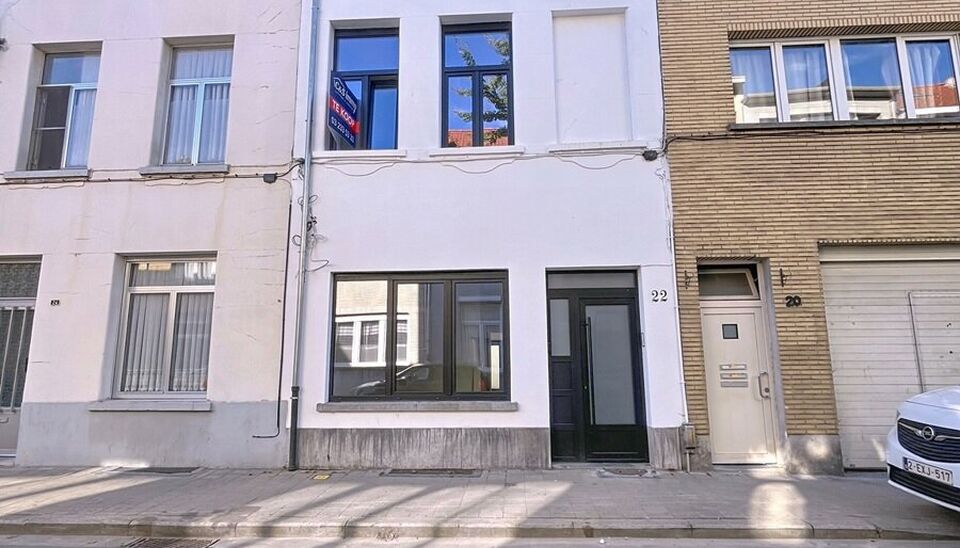 Dit charmante vernieuwde gelijkvloers appartement met tuin,  biedt een perfecte balans tussen comfort en stijl met de luxe van een zongerichte buitenruimte. Het appartement is gelegen in een kleinschalig gebouw, gelegen in de levendige en vernieuwende wij