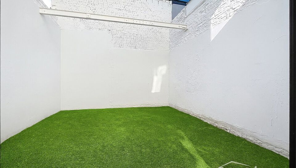 Dit charmante vernieuwde gelijkvloers appartement met tuin,  biedt een perfecte balans tussen comfort en stijl met de luxe van een zongerichte buitenruimte. Het appartement is gelegen in een kleinschalig gebouw, gelegen in de levendige en vernieuwende wij