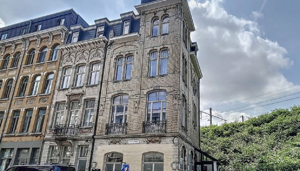 Uniek gerenoveerd 1-slaapkamer appartement (ca.90m&sup2;) in authentiek gebouw aan 'den Dam'. Ruime en lichte woonkamer (ca. 30m&sup2;) op keramische tegel. Aansluitend open keuken met kookeiland (ca. 18m&sup2;), deze is volledig uitgerust met kwaliteitsvolle toestel