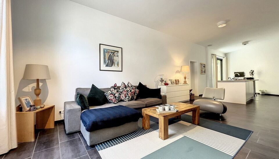 Uniek gerenoveerd 1-slaapkamer appartement (ca.90m&sup2;) in authentiek gebouw aan 'den Dam'. Ruime en lichte woonkamer (ca. 30m&sup2;) op keramische tegel. Aansluitend open keuken met kookeiland (ca. 18m&sup2;), deze is volledig uitgerust met kwaliteitsvolle toestel