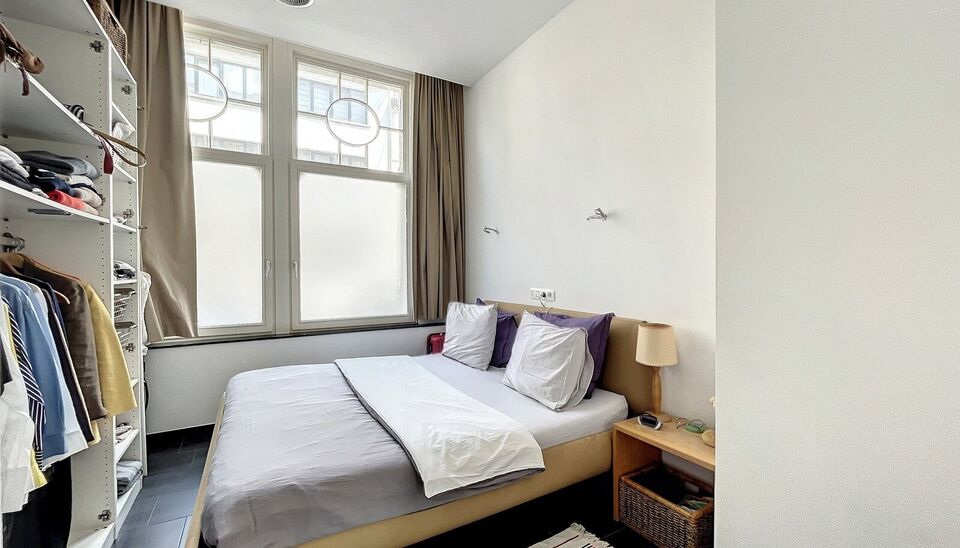 Uniek gerenoveerd 1-slaapkamer appartement (ca.90m&sup2;) in authentiek gebouw aan 'den Dam'. Ruime en lichte woonkamer (ca. 30m&sup2;) op keramische tegel. Aansluitend open keuken met kookeiland (ca. 18m&sup2;), deze is volledig uitgerust met kwaliteitsvolle toestel
