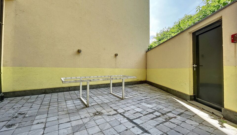 Uniek gerenoveerd 1-slaapkamer appartement (ca.90m&sup2;) in authentiek gebouw aan 'den Dam'. Ruime en lichte woonkamer (ca. 30m&sup2;) op keramische tegel. Aansluitend open keuken met kookeiland (ca. 18m&sup2;), deze is volledig uitgerust met kwaliteitsvolle toestel