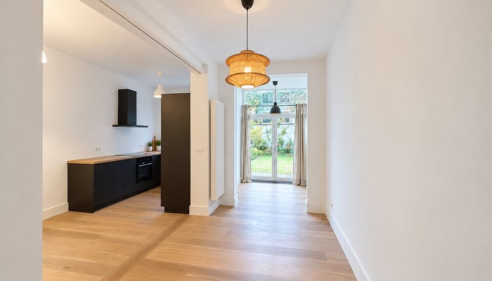 Dit volledig gerenoveerde gelijkvloerse appartement ligt op een gunstige locatie in Deurne, vlak bij groen &eacute;n de stad. De lichtrijke leefruimte sluit aan op de volledig uitgeruste open keuken en geeft via het grote schuifraam toegang tot de zonnige, west