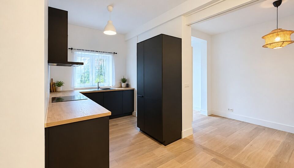Dit volledig gerenoveerde gelijkvloerse appartement ligt op een gunstige locatie in Deurne, vlak bij groen &eacute;n de stad. De lichtrijke leefruimte sluit aan op de volledig uitgeruste open keuken en geeft via het grote schuifraam toegang tot de zonnige, west