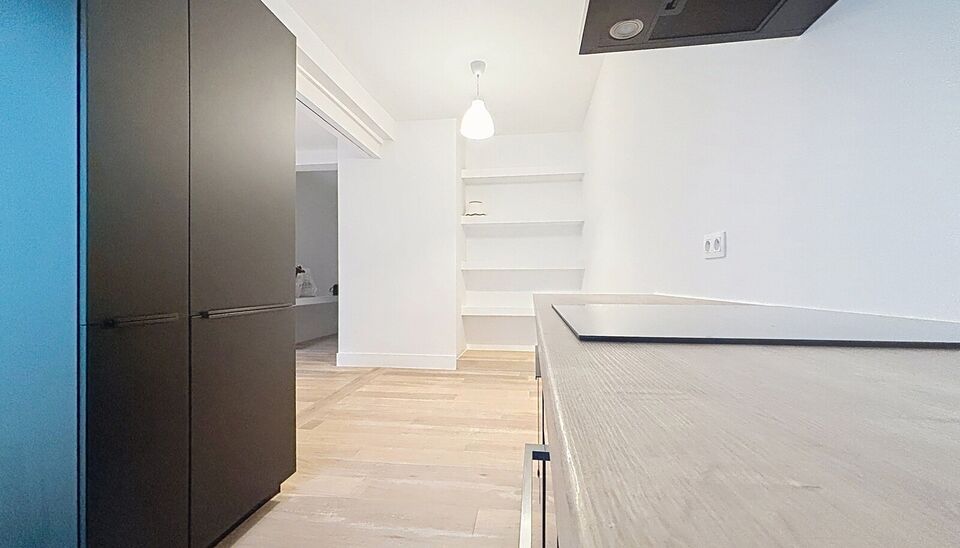 Dit volledig gerenoveerde gelijkvloerse appartement ligt op een gunstige locatie in Deurne, vlak bij groen &eacute;n de stad. De lichtrijke leefruimte sluit aan op de volledig uitgeruste open keuken en geeft via het grote schuifraam toegang tot de zonnige, west