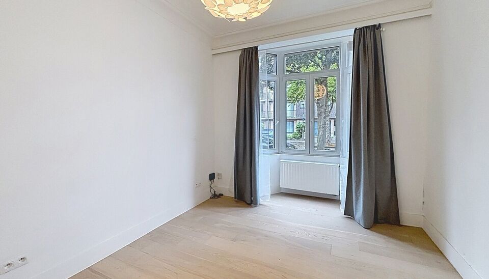 Dit volledig gerenoveerde gelijkvloerse appartement ligt op een gunstige locatie in Deurne, vlak bij groen &eacute;n de stad. De lichtrijke leefruimte sluit aan op de volledig uitgeruste open keuken en geeft via het grote schuifraam toegang tot de zonnige, west