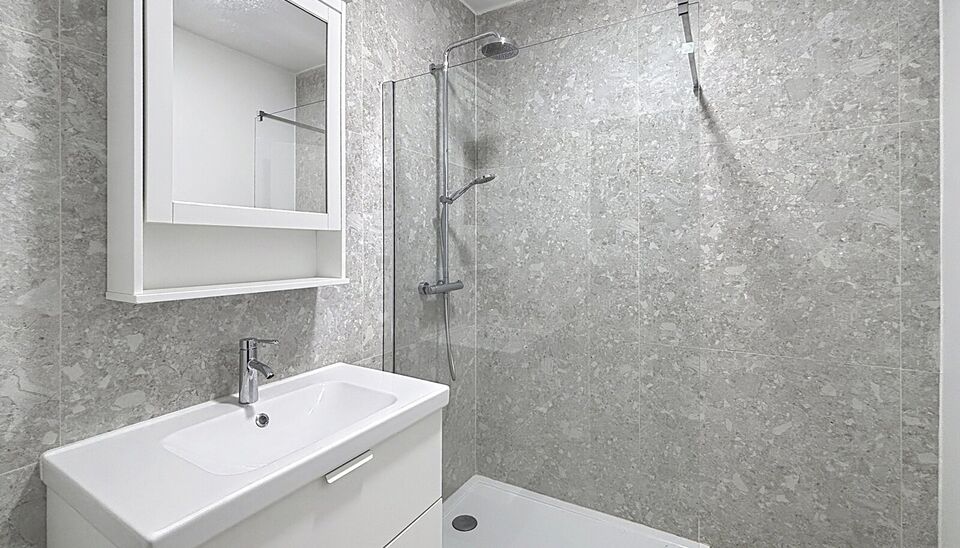 Dit volledig gerenoveerde gelijkvloerse appartement ligt op een gunstige locatie in Deurne, vlak bij groen &eacute;n de stad. De lichtrijke leefruimte sluit aan op de volledig uitgeruste open keuken en geeft via het grote schuifraam toegang tot de zonnige, west
