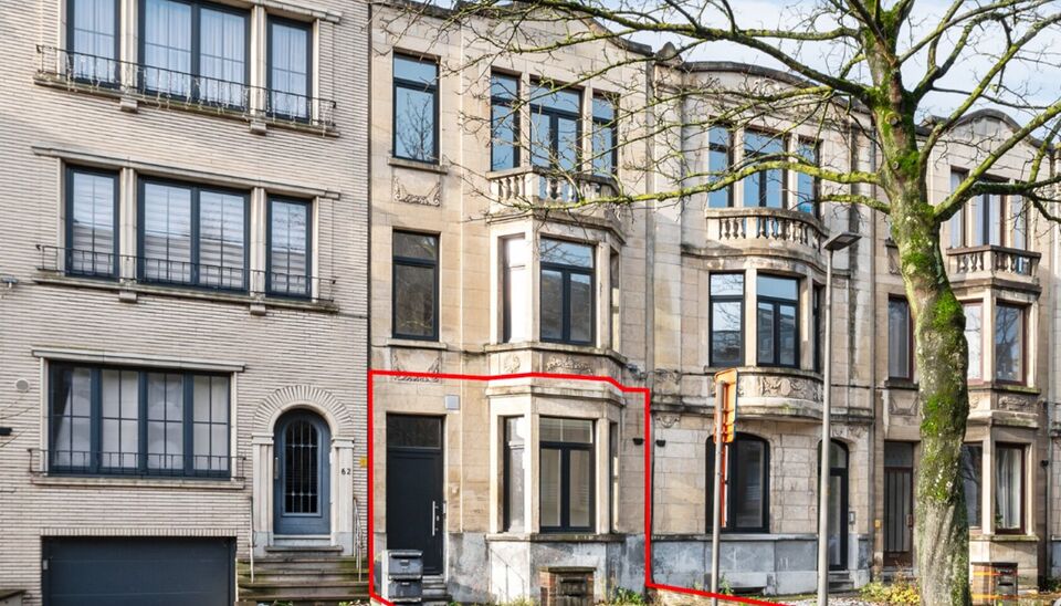 Dit volledig gerenoveerde gelijkvloerse appartement ligt op een gunstige locatie in Deurne, vlak bij groen &eacute;n de stad. De lichtrijke leefruimte sluit aan op de volledig uitgeruste open keuken en geeft via het grote schuifraam toegang tot de zonnige, west