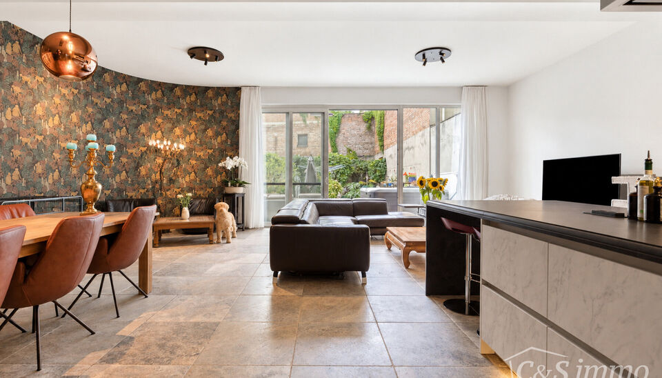 Welkom in de Somersstraat 23, gelegen in een bruisende en opkomende buurt vlak bij het gegeerde Zurenborg in Antwerpen.

Dit uitzonderlijke appartement op het gelijkvloers werd tot in de kleinste details afgewerkt met hoogwaardige materialen en combineert