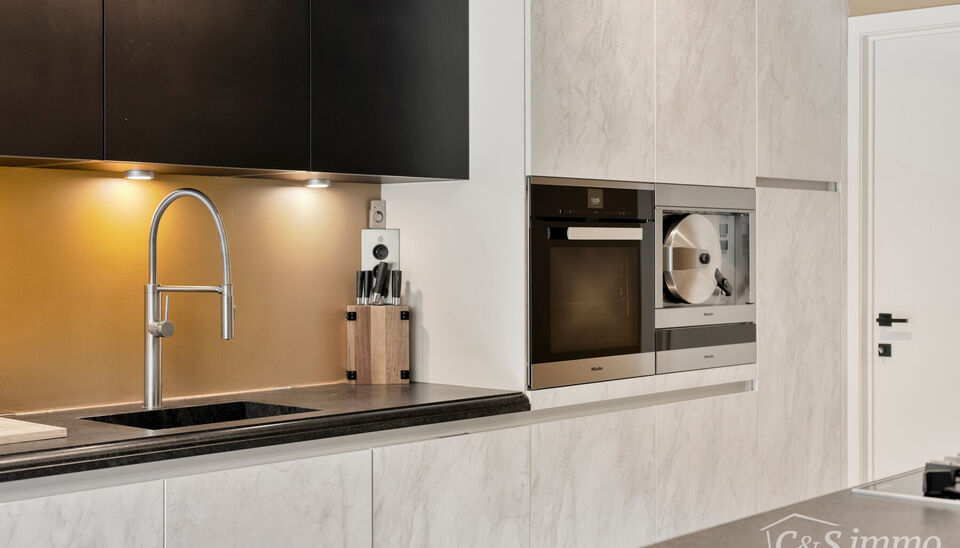 Welkom in de Somersstraat 23, gelegen in een bruisende en opkomende buurt vlak bij het gegeerde Zurenborg in Antwerpen.

Dit uitzonderlijke appartement op het gelijkvloers werd tot in de kleinste details afgewerkt met hoogwaardige materialen en combineert