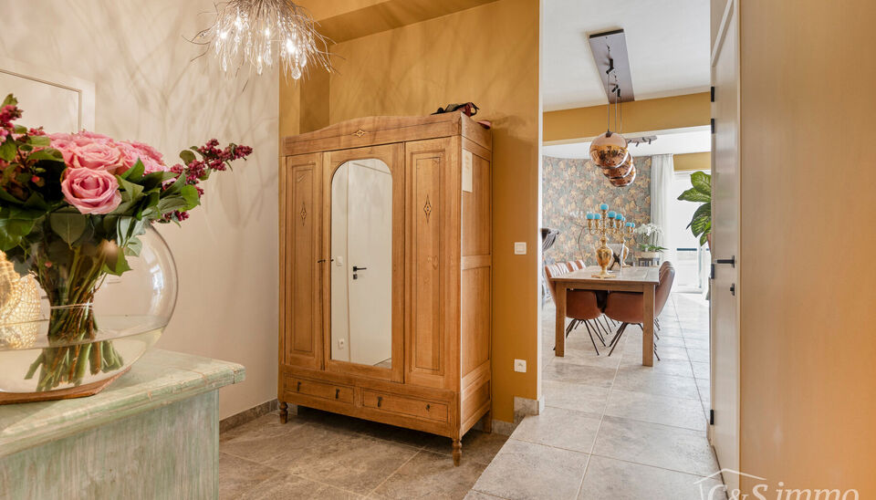Welkom in de Somersstraat 23, gelegen in een bruisende en opkomende buurt vlak bij het gegeerde Zurenborg in Antwerpen.

Dit uitzonderlijke appartement op het gelijkvloers werd tot in de kleinste details afgewerkt met hoogwaardige materialen en combineert
