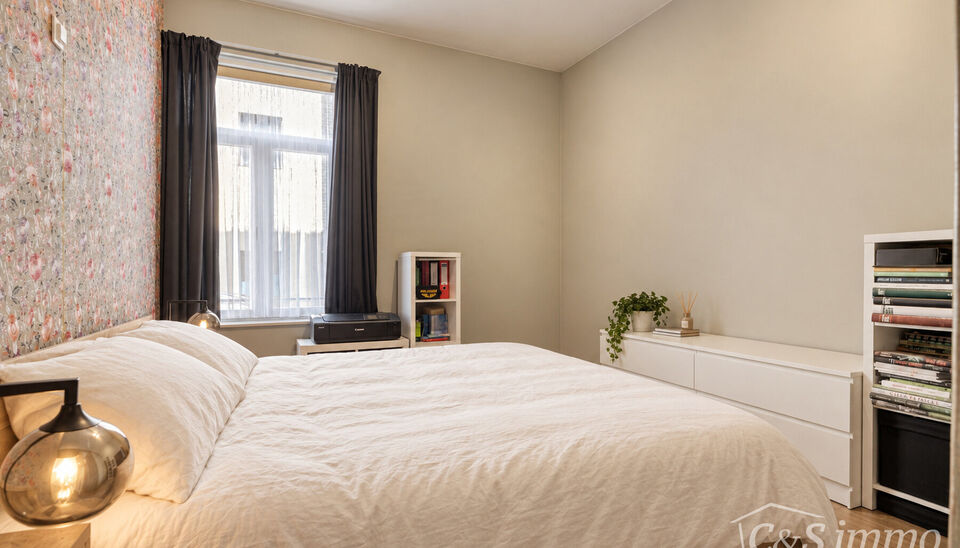 Welkom in de Somersstraat 23, gelegen in een bruisende en opkomende buurt vlak bij het gegeerde Zurenborg in Antwerpen.

Dit uitzonderlijke appartement op het gelijkvloers werd tot in de kleinste details afgewerkt met hoogwaardige materialen en combineert