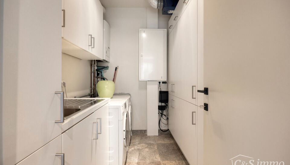 Welkom in de Somersstraat 23, gelegen in een bruisende en opkomende buurt vlak bij het gegeerde Zurenborg in Antwerpen.

Dit uitzonderlijke appartement op het gelijkvloers werd tot in de kleinste details afgewerkt met hoogwaardige materialen en combineert