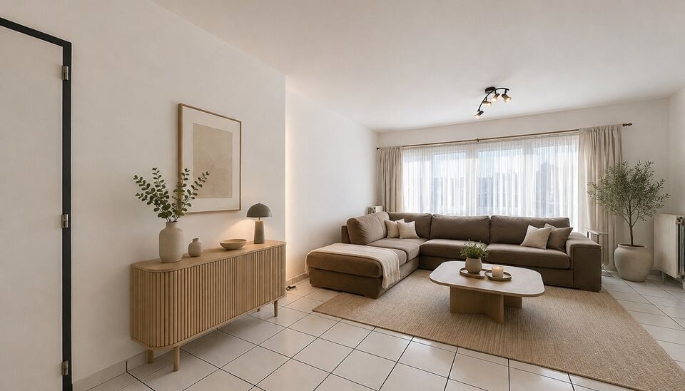 Dit ruime en lichtrijke gelijkvloers appartement combineert een praktische indeling met heel wat extra mogelijkheden.
Via de inkomhal kom je binnen in de ruime leefruimte met grote raampartijen die voor veel natuurlijk licht zorgen. Aansluitend bevindt zi