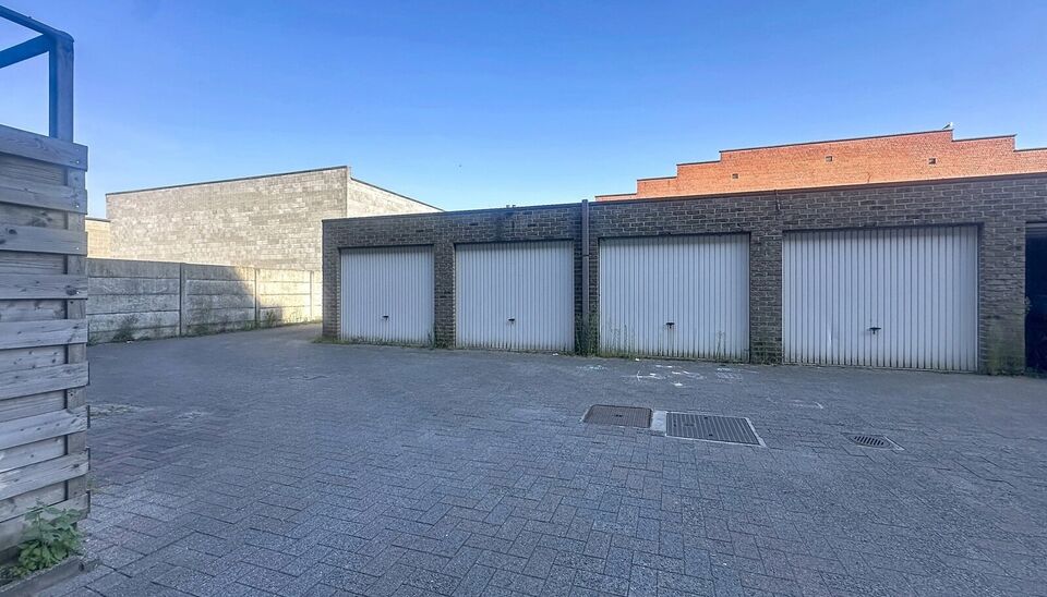 Dit ruime en lichtrijke gelijkvloers appartement combineert een praktische indeling met heel wat extra mogelijkheden.
Via de inkomhal kom je binnen in de ruime leefruimte met grote raampartijen die voor veel natuurlijk licht zorgen. Aansluitend bevindt zi