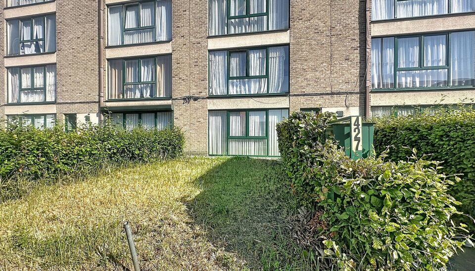 Dit ruime en lichtrijke gelijkvloers appartement combineert een praktische indeling met heel wat extra mogelijkheden.
Via de inkomhal kom je binnen in de ruime leefruimte met grote raampartijen die voor veel natuurlijk licht zorgen. Aansluitend bevindt zi