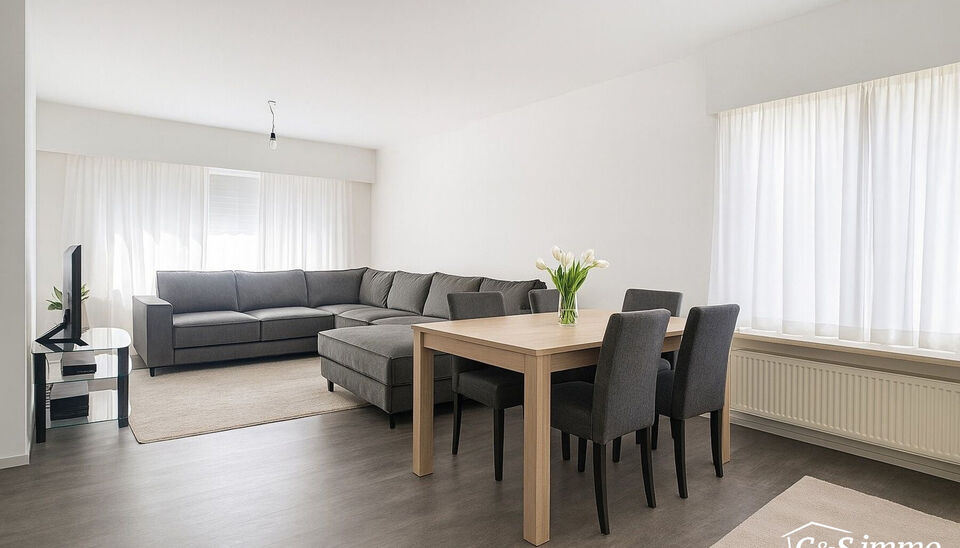 Ontdek dit appartement op de gelijkvloerse verdieping van een kleinschalig gebouw in een rustige straat. 
Via de inkom, voorzien van berging en privé toilet komen we bij de ruime en lichtrijke woonkamer (ca 40m²) met aansluitend een gesloten keuken voor