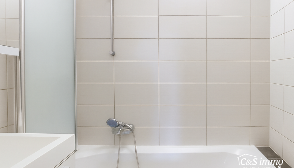 Ontdek dit appartement op de gelijkvloerse verdieping van een kleinschalig gebouw in een rustige straat. 
Via de inkom, voorzien van berging en privé toilet komen we bij de ruime en lichtrijke woonkamer (ca 40m²) met aansluitend een gesloten keuken voor