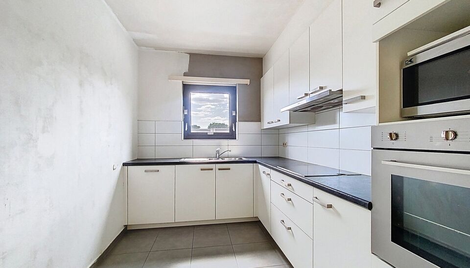 Ontdek dit appartement op de gelijkvloerse verdieping van een kleinschalig gebouw in een rustige straat. 
Via de inkom, voorzien van berging en privé toilet komen we bij de ruime en lichtrijke woonkamer (ca 40m²) met aansluitend een gesloten keuken voor