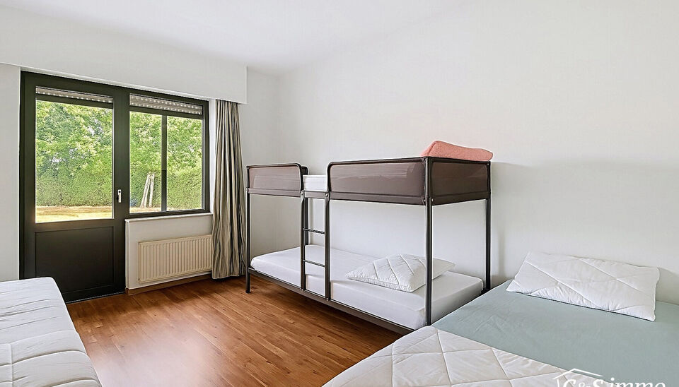 Ontdek dit appartement op de gelijkvloerse verdieping van een kleinschalig gebouw in een rustige straat. 
Via de inkom, voorzien van berging en privé toilet komen we bij de ruime en lichtrijke woonkamer (ca 40m²) met aansluitend een gesloten keuken voor