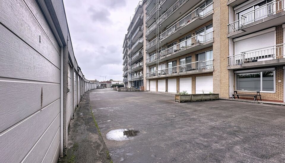 Garagebox met kantelpoort, gelegen op een rustige en vlot bereikbare locatie. Deze afgesloten garage biedt een veilige plaats voor het stallen van een wagen, motor of fietsen, maar kan ook perfect dienen als extra opslagruimte. De garage is voorzien van e