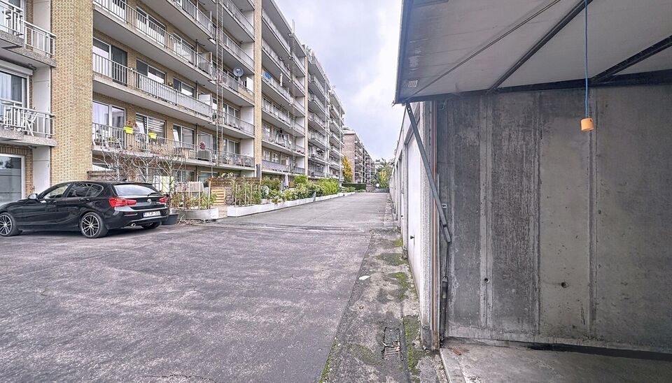 Garagebox met kantelpoort, gelegen op een rustige en vlot bereikbare locatie. Deze afgesloten garage biedt een veilige plaats voor het stallen van een wagen, motor of fietsen, maar kan ook perfect dienen als extra opslagruimte. De garage is voorzien van e