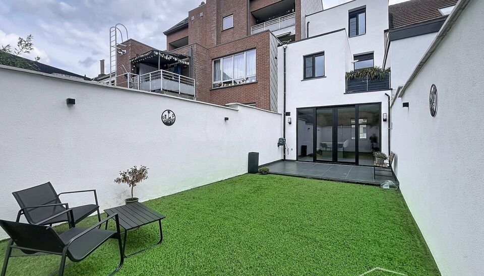 Stijlvol en energiezuinig herenhuis met ruime tuin en mogelijkheid tot vier slaapkamers, rustig gelegen aan de Dam op wandelafstand van Park Spoor Noord.
De woning verwelkomt u met een inkomhal met hoge plafonds en gastentoilet. De lichtrijke leefruimte m