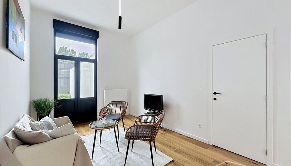 Stijlvol en energiezuinig herenhuis met ruime tuin en mogelijkheid tot vier slaapkamers, rustig gelegen aan de Dam op wandelafstand van Park Spoor Noord.
De woning verwelkomt u met een inkomhal met hoge plafonds en gastentoilet. De lichtrijke leefruimte m