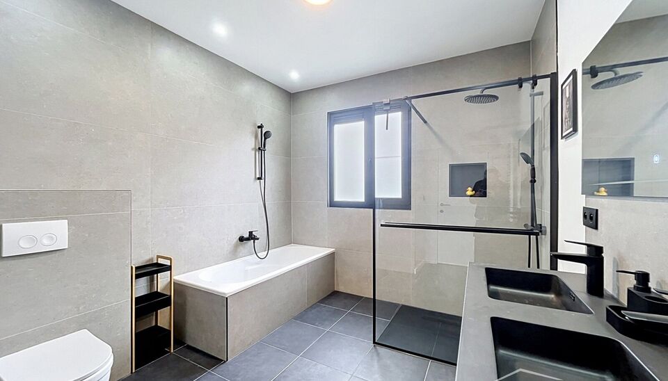 Stijlvol en energiezuinig herenhuis met ruime tuin en mogelijkheid tot vier slaapkamers, rustig gelegen aan de Dam op wandelafstand van Park Spoor Noord.
De woning verwelkomt u met een inkomhal met hoge plafonds en gastentoilet. De lichtrijke leefruimte m