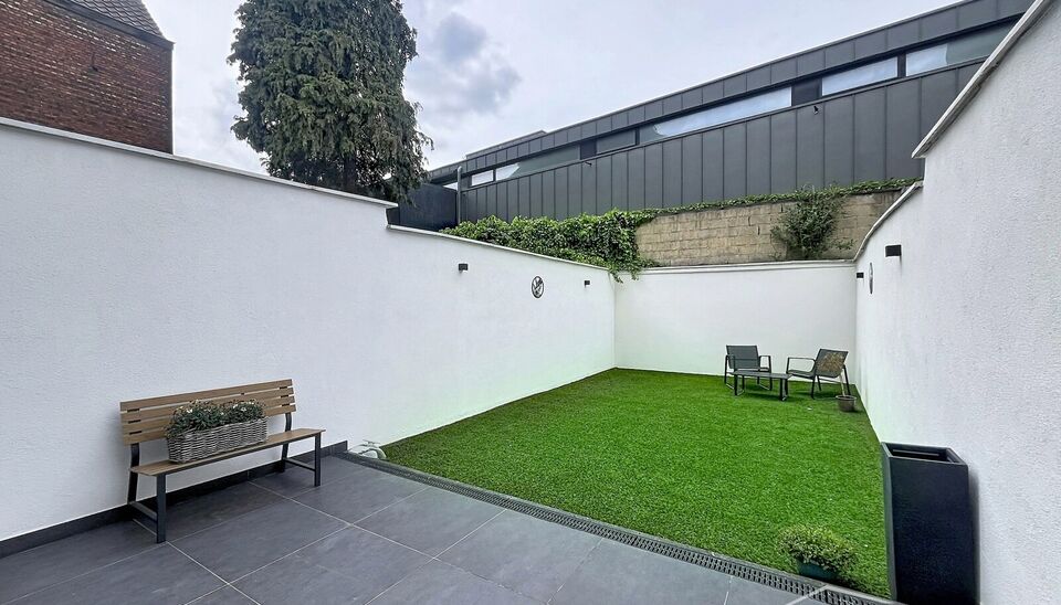 Stijlvol en energiezuinig herenhuis met ruime tuin en mogelijkheid tot vier slaapkamers, rustig gelegen aan de Dam op wandelafstand van Park Spoor Noord.
De woning verwelkomt u met een inkomhal met hoge plafonds en gastentoilet. De lichtrijke leefruimte m