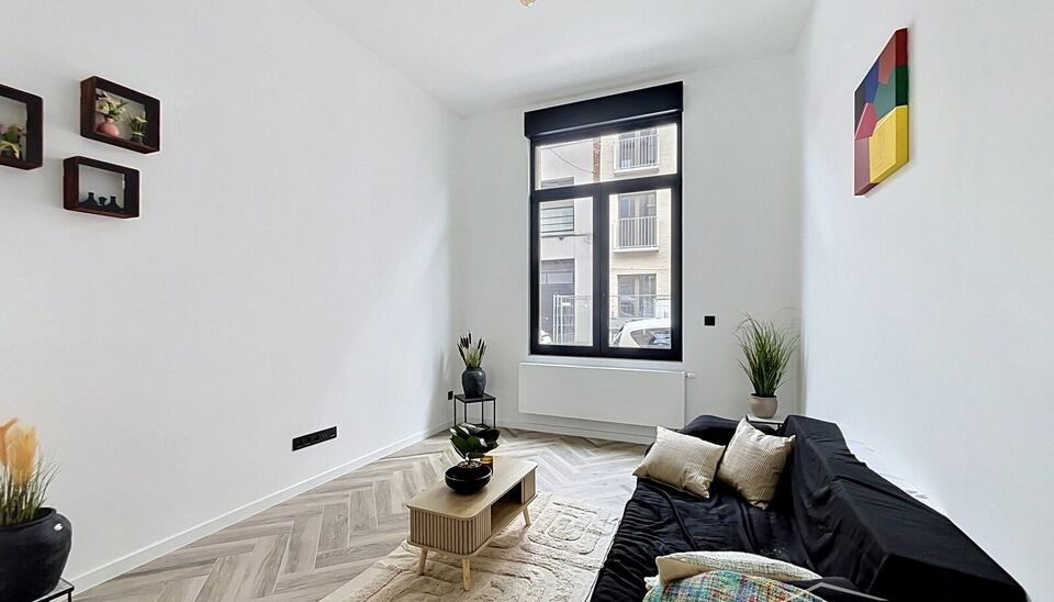 Stijlvol en energiezuinig herenhuis met ruime tuin en mogelijkheid tot vier slaapkamers, rustig gelegen aan de Dam op wandelafstand van Park Spoor Noord.
De woning verwelkomt u met een inkomhal met hoge plafonds en gastentoilet. De lichtrijke leefruimte m