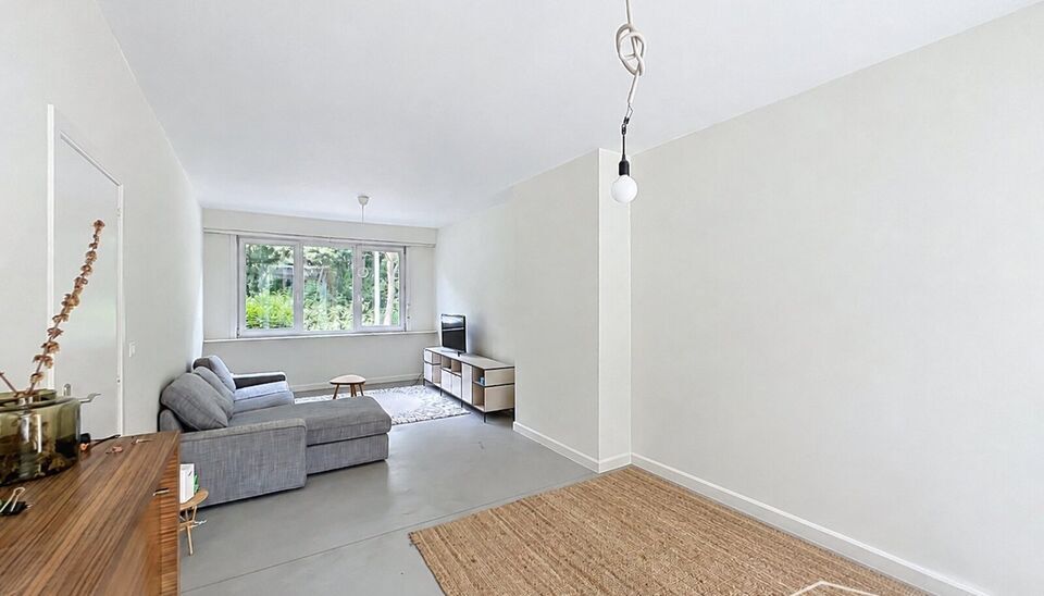 Charmant gerenoveerde woning met 3 slaapkamers en zonnige tuin, gelegen op wandelafstand van station Antwerpen-Berchem. Dankzij de ligging in een doodlopende straat geniet u hier van optimale rust en privacy. Bovendien bevindt zich aan het begin van de st