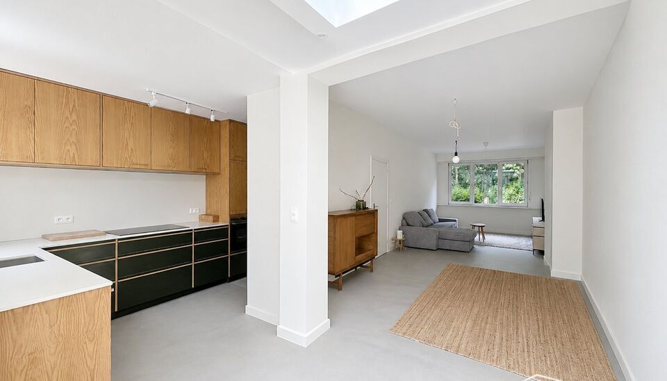 Charmant gerenoveerde woning met 3 slaapkamers en zonnige tuin, gelegen op wandelafstand van station Antwerpen-Berchem. Dankzij de ligging in een doodlopende straat geniet u hier van optimale rust en privacy. Bovendien bevindt zich aan het begin van de st