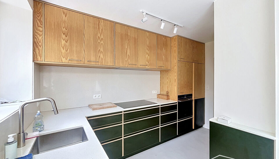 Charmant gerenoveerde woning met 3 slaapkamers en zonnige tuin, gelegen op wandelafstand van station Antwerpen-Berchem. Dankzij de ligging in een doodlopende straat geniet u hier van optimale rust en privacy. Bovendien bevindt zich aan het begin van de st