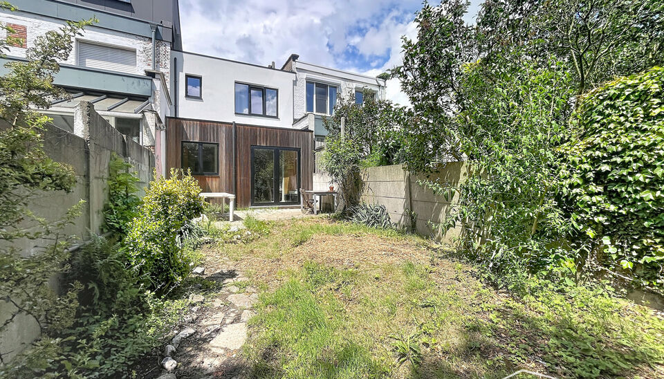 Charmant gerenoveerde woning met 3 slaapkamers en zonnige tuin, gelegen op wandelafstand van station Antwerpen-Berchem. Dankzij de ligging in een doodlopende straat geniet u hier van optimale rust en privacy. Bovendien bevindt zich aan het begin van de st