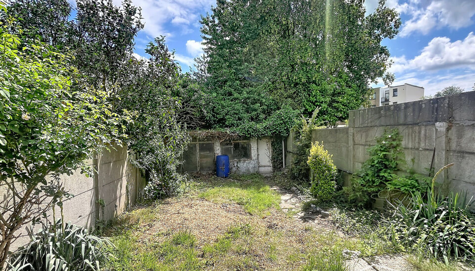 Charmant gerenoveerde woning met 3 slaapkamers en zonnige tuin, gelegen op wandelafstand van station Antwerpen-Berchem. Dankzij de ligging in een doodlopende straat geniet u hier van optimale rust en privacy. Bovendien bevindt zich aan het begin van de st
