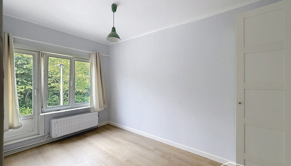 Charmant gerenoveerde woning met 3 slaapkamers en zonnige tuin, gelegen op wandelafstand van station Antwerpen-Berchem. Dankzij de ligging in een doodlopende straat geniet u hier van optimale rust en privacy. Bovendien bevindt zich aan het begin van de st