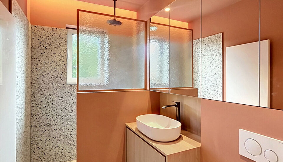 Charmant gerenoveerde woning met 3 slaapkamers en zonnige tuin, gelegen op wandelafstand van station Antwerpen-Berchem. Dankzij de ligging in een doodlopende straat geniet u hier van optimale rust en privacy. Bovendien bevindt zich aan het begin van de st