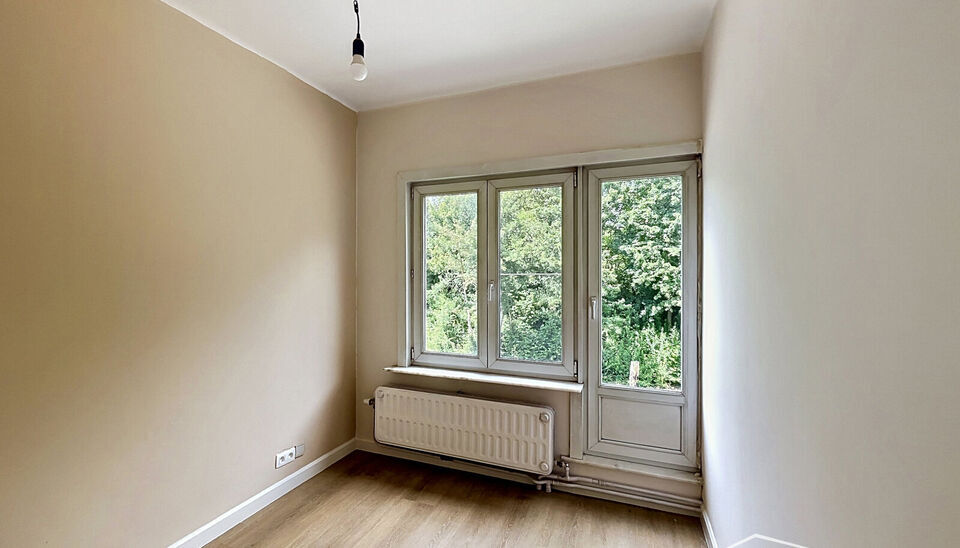 Charmant gerenoveerde woning met 3 slaapkamers en zonnige tuin, gelegen op wandelafstand van station Antwerpen-Berchem. Dankzij de ligging in een doodlopende straat geniet u hier van optimale rust en privacy. Bovendien bevindt zich aan het begin van de st